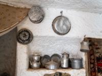 Geschirr im Küchenraum der Höhlenwohnung in Çavuşin